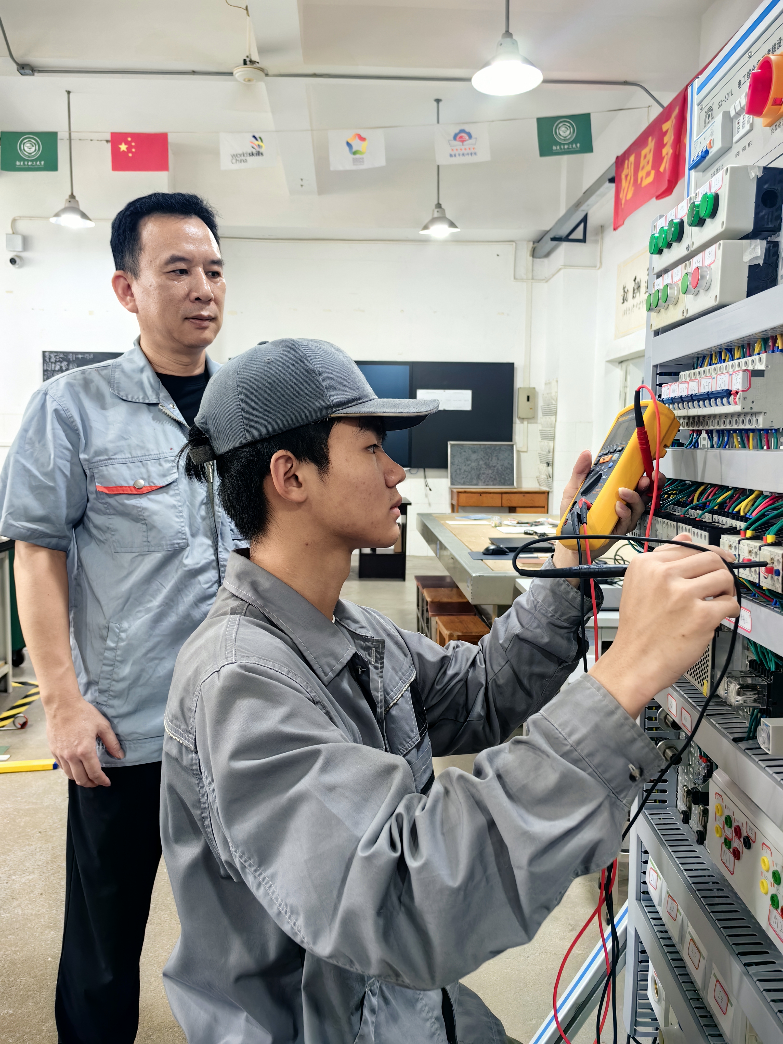 2.备赛中，钟恩教练对模块二——故障查找方法进行训练指导。.jpg